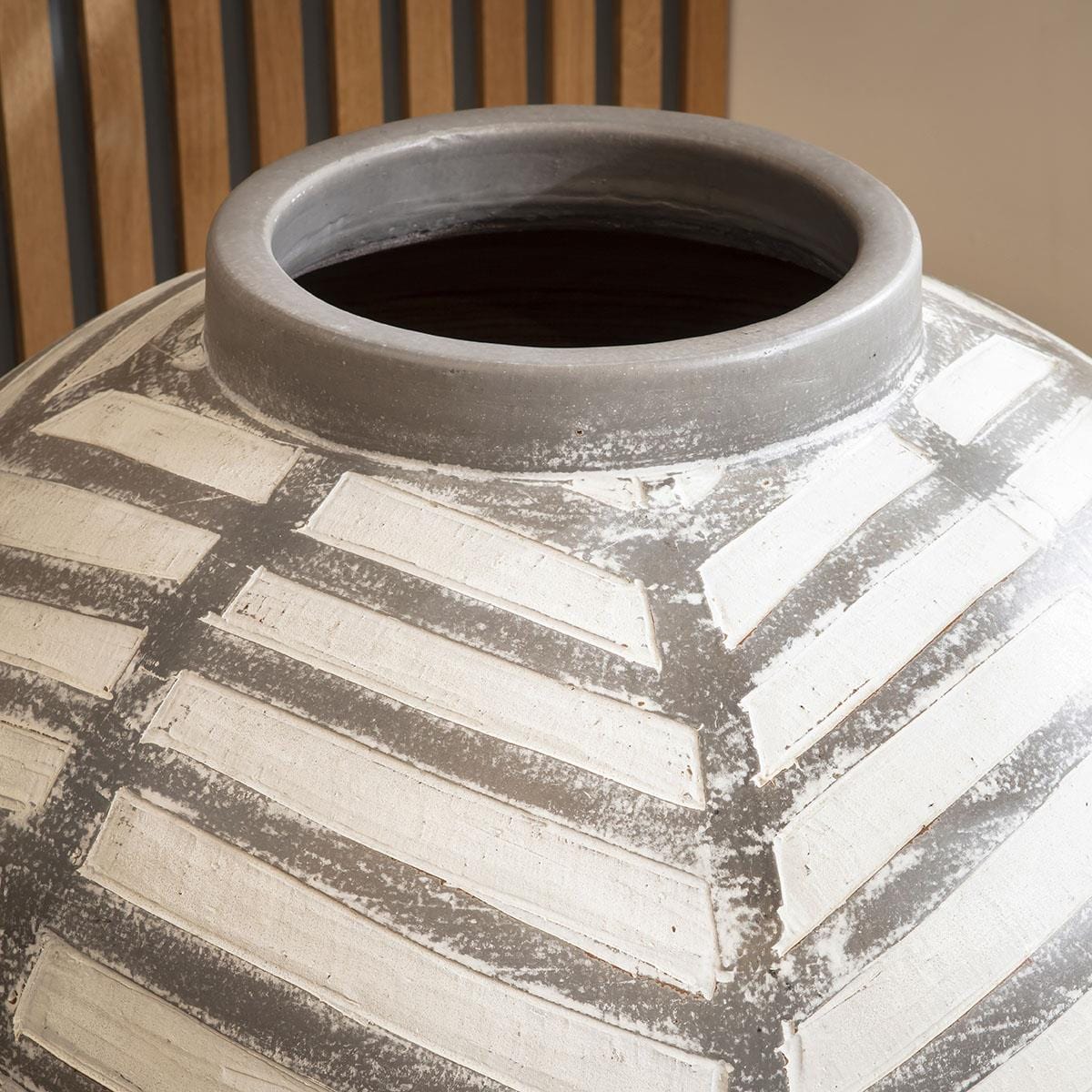 Quatropi 132XL Extra Large White Zebra Vase 1000 High 800 Wide